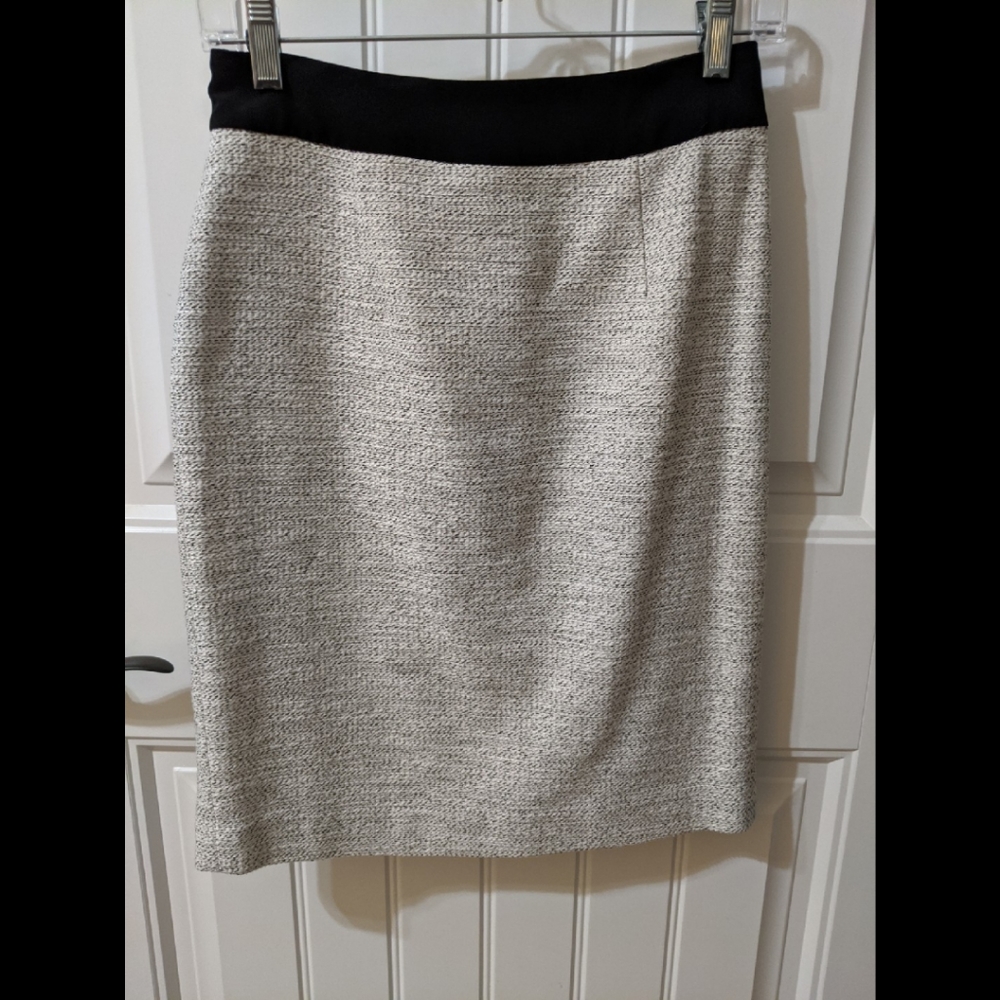 White and black tweed Banana Republic skirt Size 0